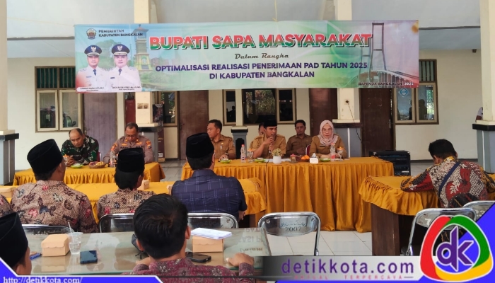 Bupati Bangkalan Lukman Hakim saat berdialog dengan warga di Pendopo Kecamatan Socah. (Foto oleh Diskominfo Bangkalan)