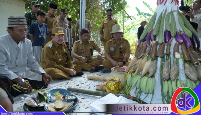 Wakil Bupati Sumenep KH. Imam Hasyim bersama masyarakat saat prosesi tanam tembakau Festival Tete Masa di Desa Juluk, Saronggi. (Foto: Pemkab Sumenep)