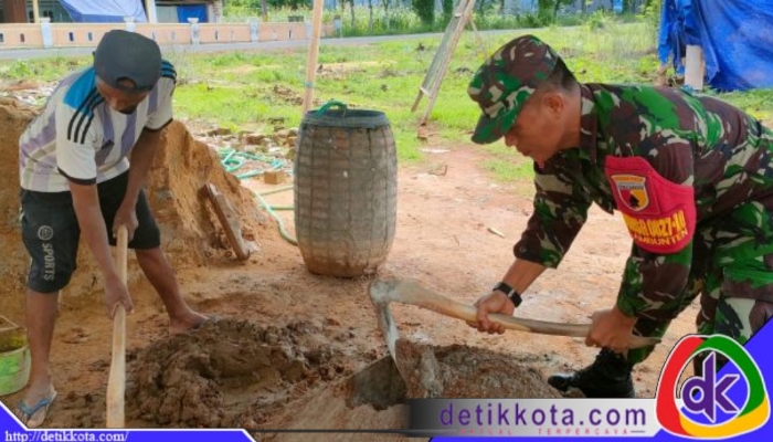 Babinsa Koramil 10/Ambunten Kodim 0827/Sumenep, Serda Ahmad Yulianto, turut membantu proses pembangunan rumah milik warga di Dusun Pasar Baru, Desa Ambunten Timur, Kecamatan Ambunten, Kabupaten Sumenep, Selasa (15/7/2025).