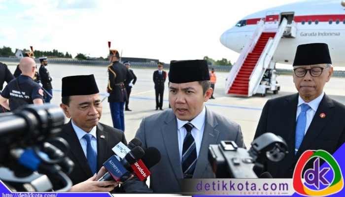 Seskab Teddy Indra Wijaya memberikan keterangan pers di Bandara Orly, Paris – BPMI Setpres/Cahyo