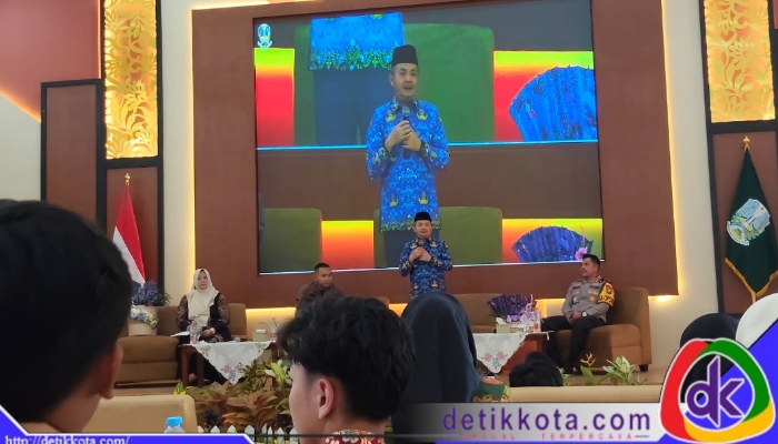 Wakil Bupati Bangkalan saat memberikan motivasi dalam kegiatan MPLS di SMKN 2 Bangkalan.