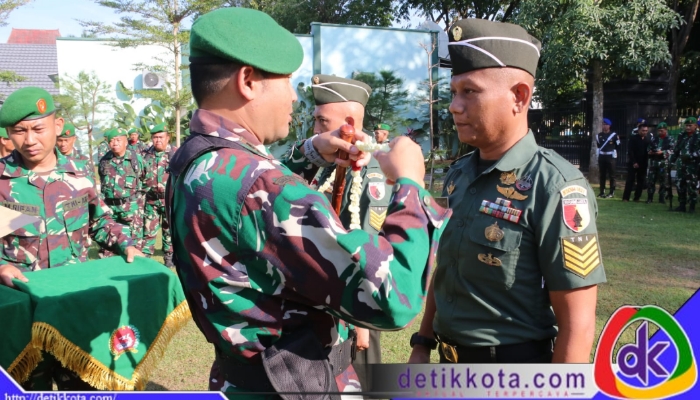 Upacara pelepasan dengan tradisi sangkur pora atau momen penghormatan kepada personel purna tugas.