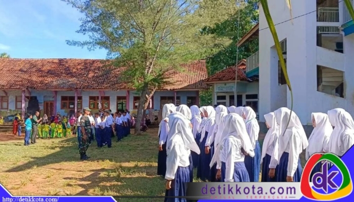 Babinsa Koramil 0827/14 Batang-batang saat memberikan materi wawasan kebangsaan di kegiatan MPLS SPI dan SMK Asyiddiqi.