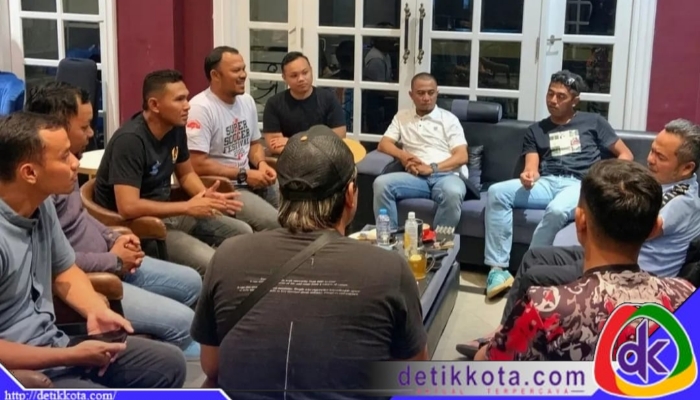 Wakil Bupati Bangkalan, Fauzan Ja'far, menyatakan komitmennya untuk mendukung kemajuan Perseba Bangkalan dalam pertemuan bersama jajaran manajemen klub yang berlangsung dalam suasana santai di salah satu kafe, Kamis malam (18/7/2025).