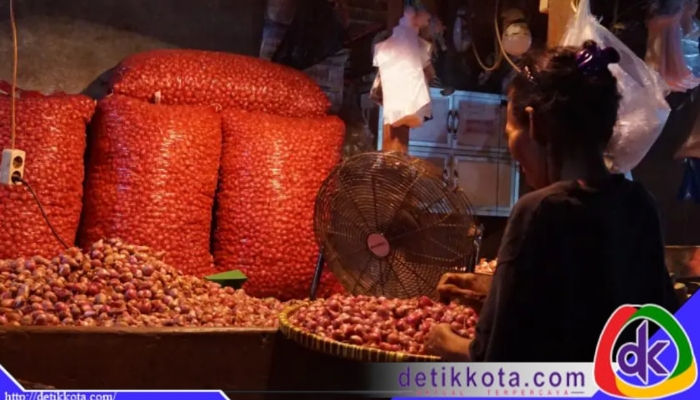 Pedagang yang sedang memilah bawang merah di Pasar Keputran. (Foto: Dokumen suarasurabaya.net)