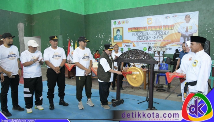 Wakil Bupati Sumenep KH. Imam Hasyim saat membuka Kejuaraan Pencak Silat Bupati Sumenep Cup 4 di GOR A. Yani Pangligur, Jumat (18/07/2025)