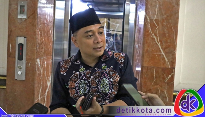 Wali Kota Surabaya Eri Cahyadi menyatakan dukungan terhadap rencana pengoperasian taksi listrik, namun menegaskan dua syarat utama yang wajib dipenuhi oleh investor.