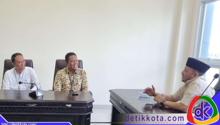 Kepala Unit Layanan Pelanggan (ULP) PLN Kabupaten Sumenep Pangky Yonkynata Ardiyansyah bersama Kepala ULP PLN Kecamatan Ambunten Rustam Bachtiar melakukan kunjungan silaturahmi ke Ketua DPRD Kabupaten Sumenep, H. Zainal Arifin, Jumat (18/07/2025).