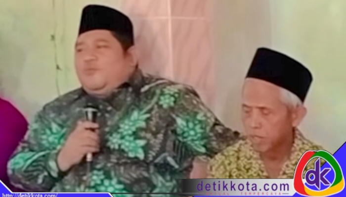 Ketua DPRD Kabupaten Demak, Zayinul Fata, memberikan bantuan untuk menggantikan uang denda yang dibebankan kepada Zuhdi, seorang guru Madrasah Diniyah (Madin) di Kecamatan Karanganyar, Demak, yang sempat dilaporkan ke polisi atas dugaan kekerasan terhadap seorang siswa.