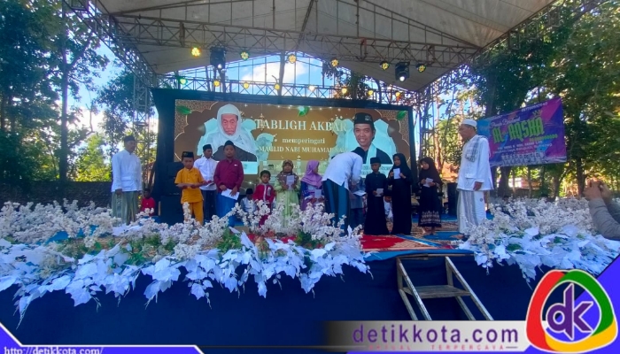 Puluhan anak yatim di Kecamatan Dungkek, Kabupaten Sumenep, menerima santunan dalam acara Tabligh Akbar dan Pengajian Umum yang digelar di Lapangan Dusun Tengah, Desa Romben Guna, Minggu (20/7/2025).