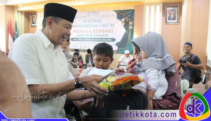 Wali Kota Malang Wahyu Hidayat secara simbolis menyerahkan bantuan.