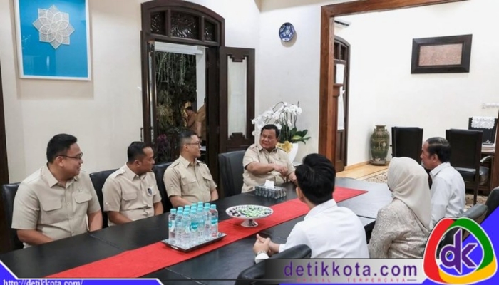 Presiden Prabowo Subianto saat berkunjung ke kediaman Presiden ke-7 RI Jokowi di Solo, didampingi sejumlah menteri dan Wapres Gibran. (Tim Media Presiden)