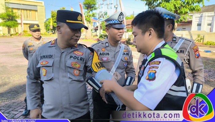 Petugas medis memeriksa kesehatan anggota Operasi Patuh Semeru 2025 di Mapolres Sumenep. (Foto: Humas Polres Sumenep)
