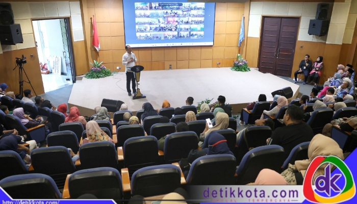 Wali Kota Eri Cahyadi berbicara di hadapan orang tua dalam acara MOOT Surabaya 2025, di SMP Al-Hikmah.