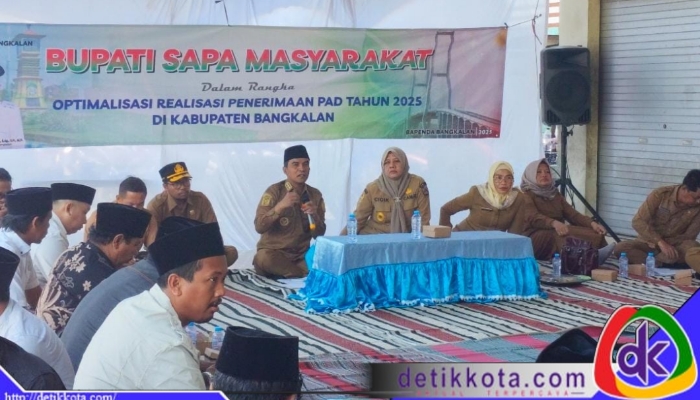 Bupati Bangkalan Lukman Hakim berdialog langsung dengan warga dalam agenda “Sapa Masyarakat” di Stadion Kerapan Sapi, Senin 21 Juli 2025.