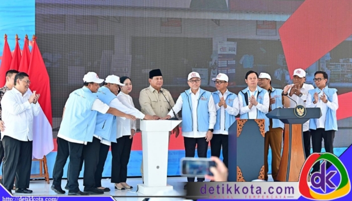 Presiden Prabowo saat menekan tombol sirene peluncuran koperasi Merah Putih di Klaten, Senin (21/7/2025).