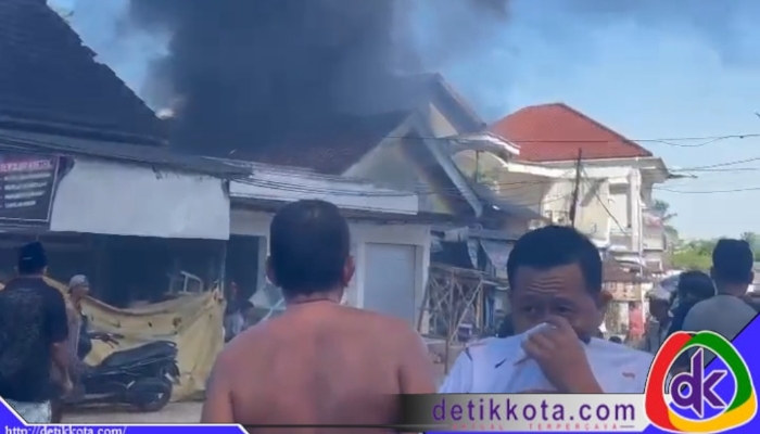 Sebuah toko bangunan milik warga di Desa Manding Laok, Kecamatan Manding, Kabupaten Sumenep, dilalap api pada Senin siang (21/7/2025) sekitar pukul 13.22 WIB.
