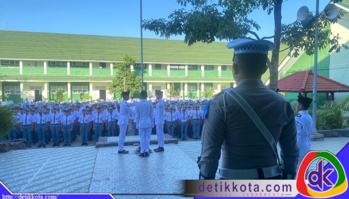 Dalam rangka meningkatkan kesadaran berlalu lintas sejak usia dini, Satuan Tugas (Satgas) Preemtif Operasi Patuh Semeru 2025 Polres Pamekasan melaksanakan sosialisasi di lingkungan sekolah. Kegiatan kali ini dilaksanakan di MAN 1 Pamekasan, Kelurahan Lawangan Daya, Kecamatan Pademawu, Senin (21/7/2025).