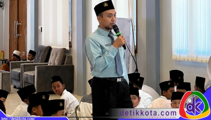 Ibnul Khofifin saat mengisi materi di SMA Puncak Darussalam Palengaan Pamekasan, Selasa (22/7/2025).