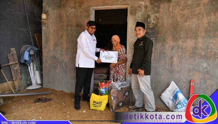 Penyerahan dilakukan langsung oleh Bupati Sumenep Achmad Fauzi Wongsojudo bersama jajaran Baznas setempat. 