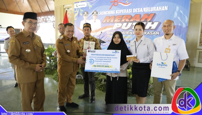 Pemerintah Kabupaten (Pemkab) Pamekasan bekerja sama dengan TASPEN Group menyerahkan manfaat jaminan sosial kepada ahli waris Aparatur Sipil Negara (ASN) yang meninggal dunia. Penyerahan dilakukan secara simbolis pada Senin (21/7/2025) di Pamekasan.