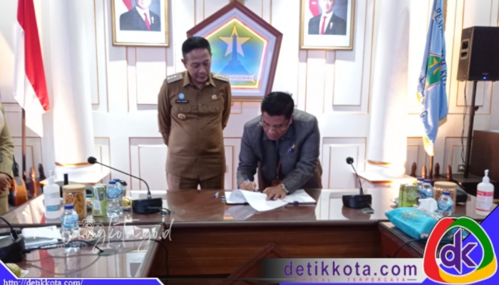 Kepala Bank Jatim KC Malang Wardoyo menandatangani perjanjian kerja sama disaksikan Wali Kota Malang Wahyu Hidayat.