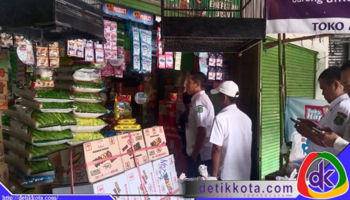 Tim TPID saat memantau harga bahan pokok di Pasar Anom Sumenep.