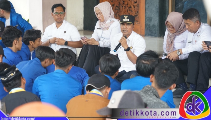 Bupati Bangkalan, Lukman Hakim, menemui massa aksi dari Pengurus Cabang Pergerakan Mahasiswa Islam Indonesia (PC PMII) Bangkalan, Rabu (23/7/2025).