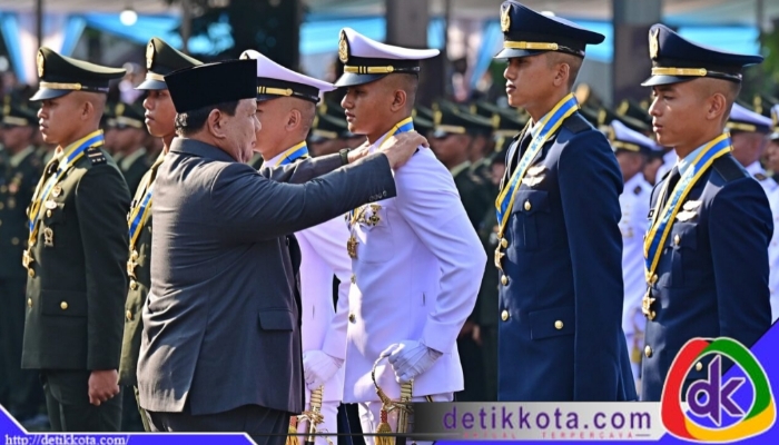 Presiden Prabowo Subianto menyematkan tanda pangkat perwira kepada delapan perwira remaja penerima Adhi Makayasa dari tiap matra saat Upacara Prasetya Perwira (Praspa) Tentara Nasional Indonesia (TNI) dan Kepolisian Negara Republik Indonesia (Polri) Tahun 2025 di Istana Merdeka, Jakarta, pada Rabu, 23 Juli 2025. Foto: BPMI Setpres/Muchlis Jr