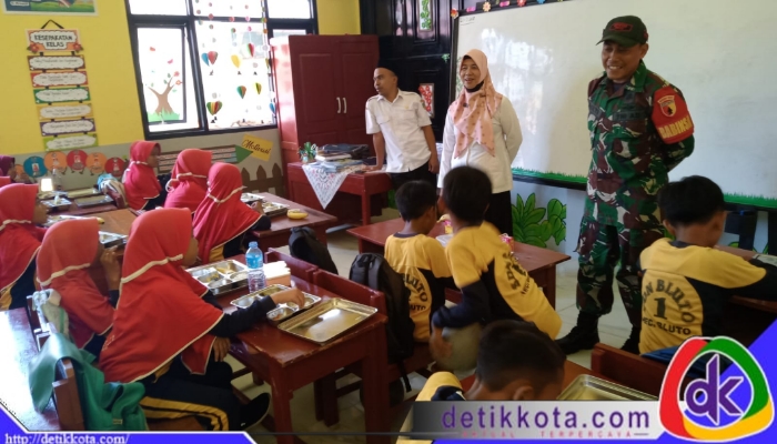 Babinsa Koramil 0827/04 Bluto, Sertu Bekti dan Kopda Rifa’i, mengawal langsung penyaluran makanan bergizi gratis dari Dapur Mitra Mandiri kepada pelajar di Kecamatan Bluto, Kabupaten Sumenep, Rabu (23/7/2025).