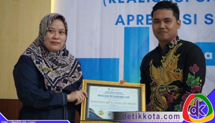 Bendahara Rutan Sumenep, Mahmudi Saat Menerima Penghargaan dari KPPN Pamekasan.
