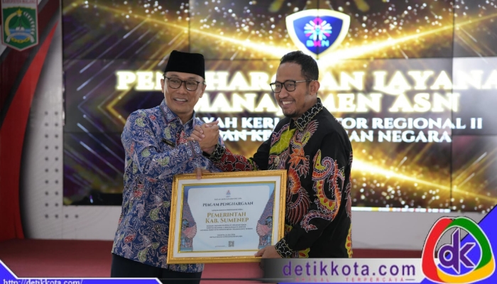 Bupati Sumenep Achmad Fauzi Wongsojudo menerima penghargaan dari Kepala BKN Zudan Arif Fakrulloh di Kabupaten Malang, Kamis 24 Juli 2025.