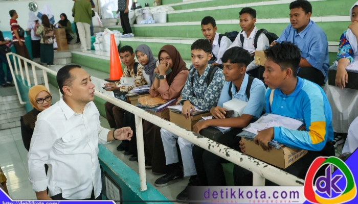 Wali Kota Surabaya Eri Cahyadi meninjau langsung pembagian perlengkapan tersebut bersama Ketua TP PKK Kota Surabaya Rini Indriyani dan Kepala Bapemkesra Kota Surabaya Arief Boediarto.