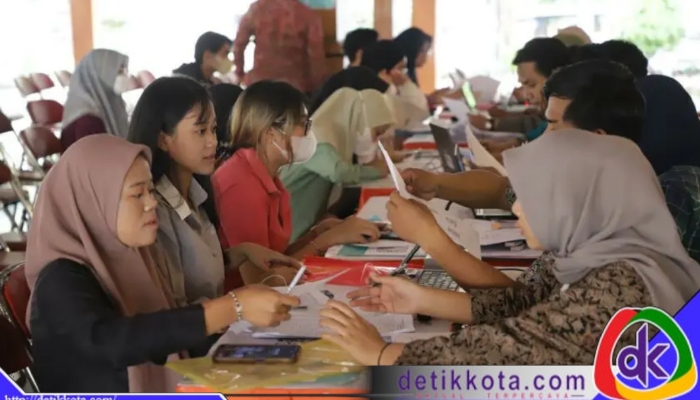 Pendaftaran ulang ratusan mahasiswa yang lolos beasiswa Pemuda Tangguh Pemkot Surabaya. Foto: Diskominfo Kota Surabaya.