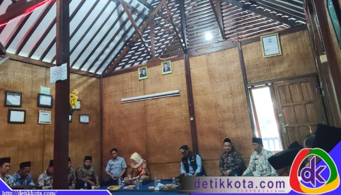 Setelah menyambangi Kecamatan Klampis, Bupati Bangkalan Lukman Hakim bersama Wakil Bupati melanjutkan rangkaian safari ke Kecamatan Sepuluh. Kegiatan ini digelar di kawasan wisata Taman Mangrove Labuhan Sepolo, Jumat (25/7/2025).