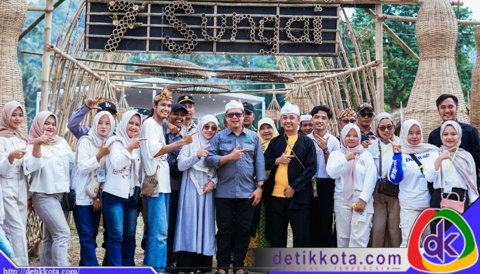 Wakil Bupati Subang, H. Agus Masykur Rosyadi, S.Si., M.M, atau yang akrab disapa Kang Akur, menghadiri Festival 7 Sungai ke-10 yang digelar di Desa Cibuluh, Kecamatan Tanjungsiang, Kabupaten Subang, Minggu (27/7/2025). 