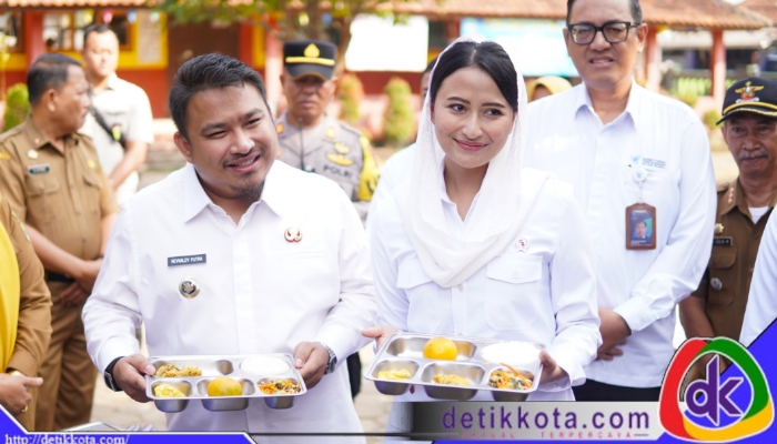 Wakil Menteri Perdagangan Republik Indonesia, Dyah Roro Esti Widya Putri, bersama Bupati Subang, Reynaldy Putra Andita BR, S.IP (Kang Rey), melakukan peninjauan Program Makan Bergizi Gratis (MBG) di Kabupaten Subang pada Senin (28/7/2025).