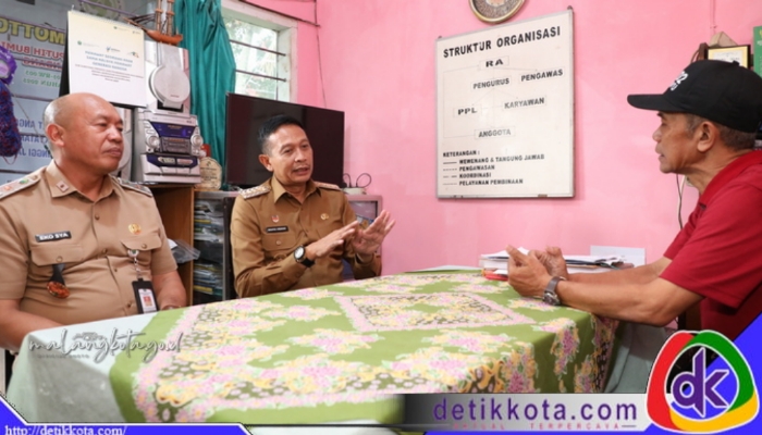Wali Kota Malang Wahyu Hidayat didampingi Kadiskopindag Kota Malang berdialog dengan Ketua KKMP Bumiayu.