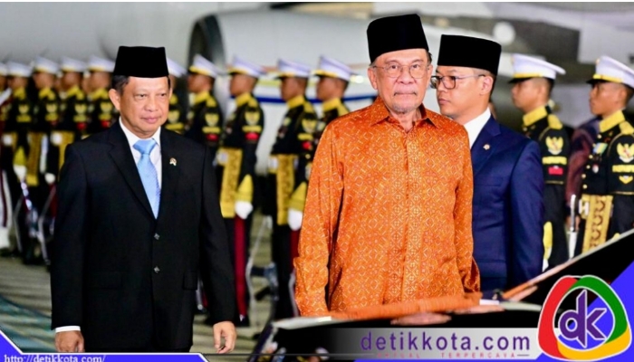 Perdana Menteri (PM) Malaysia, Dato' Seri Anwar Ibrahim, tiba di Pangkalan TNI AU Halim Perdanakusuma, Jakarta, pada Senin malam, 28 Juli 2025, dalam rangka kunjungan kerja ke Indonesia. Foto: BPMI Setpres/Rusman