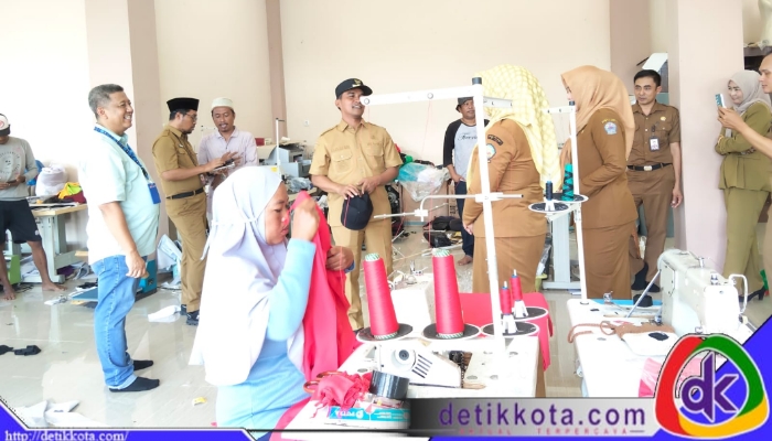 Bupati Bangkalan Lukman Hakim melakukan kunjungan ke Sentra Industri Kecil Menengah (IKM) Suramadu pada Selasa (29/7/2025).