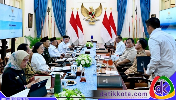 Presiden Prabowo Subianto memimpin rapat terbatas dengan Wakil Presiden Gibran Rakabuming dan sejumlah Menteri Kabinet Merah Putih di Istana Merdeka, Jakarta, membahas penyelenggaraan Sekolah Rakyat Rintisan Tahun 2025–2026. Foto: BPMI Setpres/Cahyo