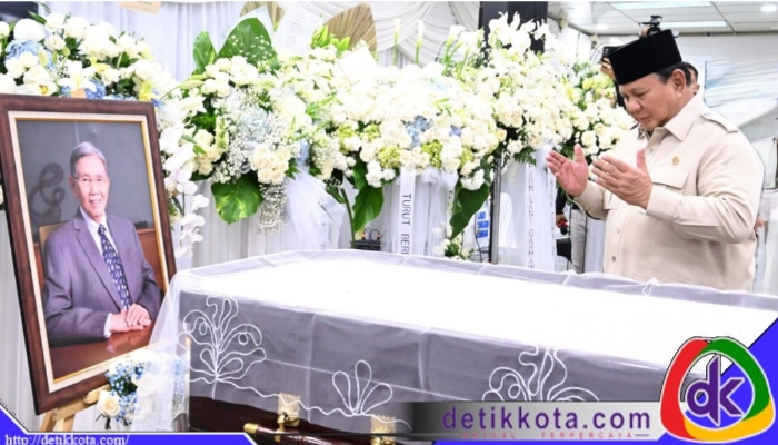 Presiden Prabowo Subianto melayat mendiang Kwik Kian Gie di Rumah Duka Sentosa, RSPAD Gatot Soebroto, Jakarta, pada Rabu, 30 Juli 2025. Foto: BPMI Setpres/Cahyo