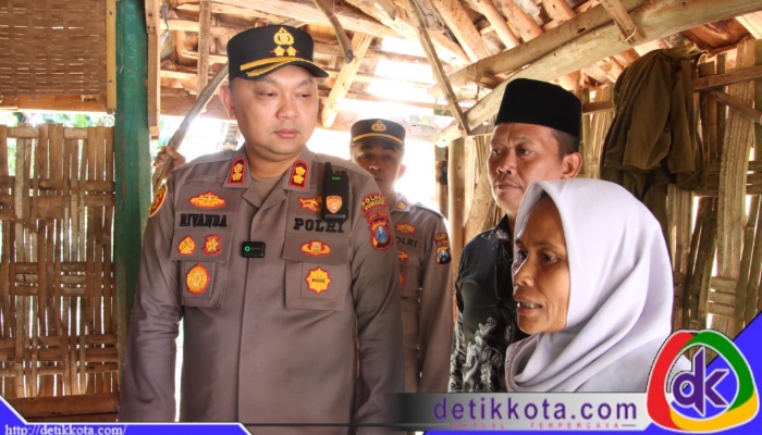 Kapolres Sumenep AKBP Rivanda, S.I.K., melakukan kunjungan silaturahmi dan bakti sosial ke kediaman Ibu Arbani, warga Dusun Bringin Timur RT 7 RW 8, Kecamatan Dasuk, Kabupaten Sumenep, pada Kamis, 31 Juli 2025.
