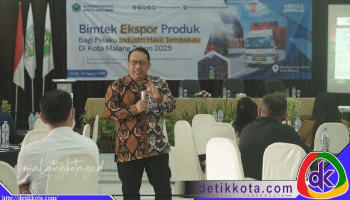 Pitoyo Pribadi (Kepala Seksi Penyuluhan dan Layanan Informasi Bea Cukai Malang) dan Lucky Kristian (Kepala Bidang Pengembangan Perdagangan Luar Negeri Disperindag Jawa Timur).
