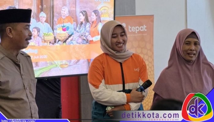 Foto: Lisya (Tengah) Community Officer (CO) BTPN Syariah Pamekasan. (Ist-Karimata)