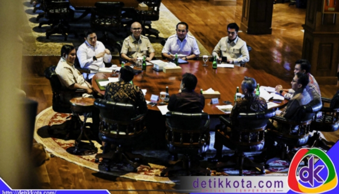 Presiden Prabowo Subianto memimpin rapat bersama jajaran Dewan Ekonomi Nasional (DEN) di kediaman pribadinya di Hambalang, Kabupaten Bogor, pada Kamis, 31 Juli 2025. (Foto: BPMI Setpres)