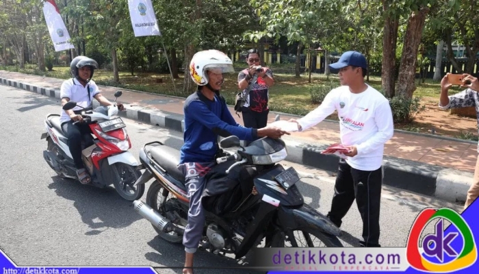Bupati Bangkalan, Lukman Hakim, saat membagikan 1.000 bendera Merah Putih kepada masyarakat, Jumat (1/8/2025).