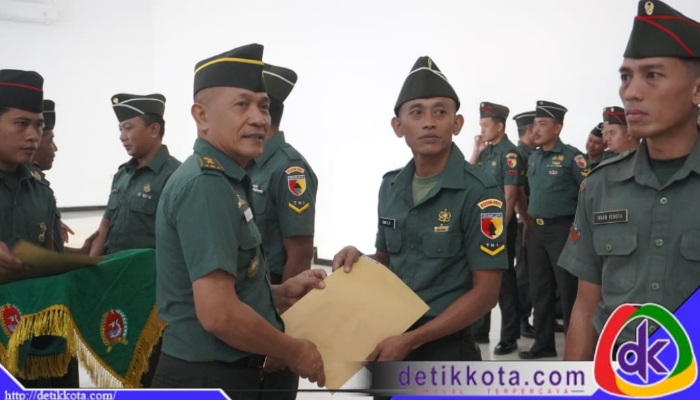 Kodim 0827/Sumenep menggelar tradisi korp raport sebagai bentuk penghormatan kepada enam prajurit yang pindah satuan. Kegiatan tersebut berlangsung di Aula Makodim, Jumat (1/8/2025).