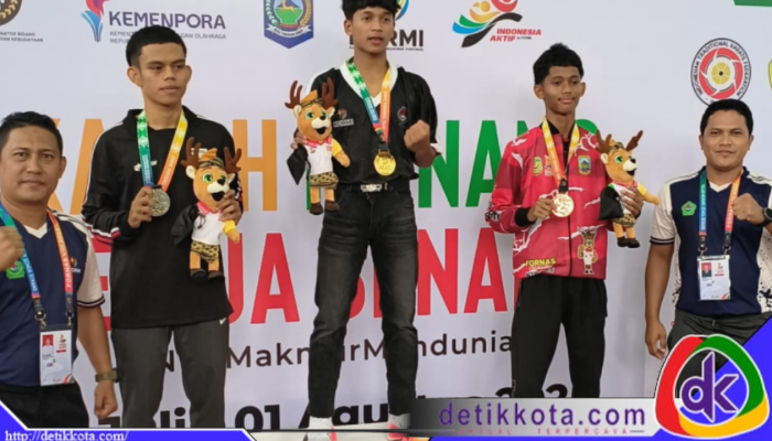 Dua atlet ASTA Pamekasan usai meraih medali di ajang FORNAS VIII 2025 di Mataram, NTB.