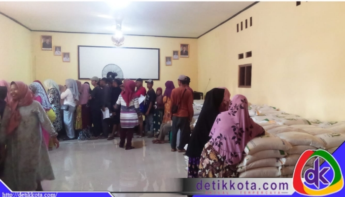 Warga antre menerima bantuan beras di halaman kantor Desa Mekarsari, Cikaum, Subang.